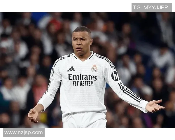 足球球星因伤倒地跪下瞬间引发球迷热议成为赛场新焦点 足球球星因伤倒地跪下瞬间引发球迷热议成为赛场新焦点